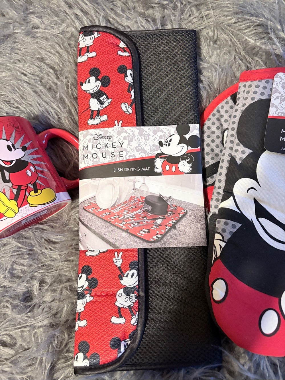 Disney Mickey Mouse Red Kitchen Set - Mug, Oven Mitt & Drying Mat - Picture 3 of 7